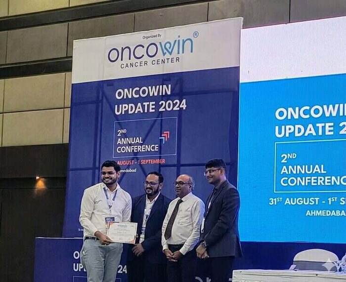 Dr. Abhishek Nyati receiving award at Oncowin Update 2024 National Oncology Conference